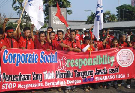 Les membres de SBNIP manifestent pour leurs droits devant l’usine le 3 juin.